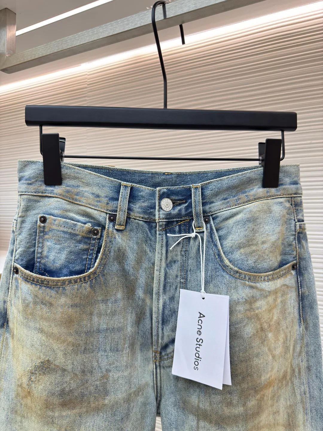 Acne Studios dirty ripped jeans with splashes of ink ●Authentic product: Purchased and developed by 6789 ●Item number: 1680161-A75 ●Material: denim fabric ●Technology: distressed wash ●Version: Fitted version ●Weight: about 670 grams ●Size: 29-30-31-32-33-34 ●Description: Distressed ripped straight jeans, Juju heavy industry, retro distressed wash process, casual and versatile Easily wear a fashionable style. Handmade with many irregular holes to make the whole pair of pants more layered. It can be matched with the same style to create a fashionable look, and can be used in various occasions. Customized accessories, complete with three labels, the same style for men and women!